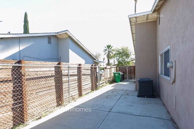 Building Photo - 24650 Myrna St