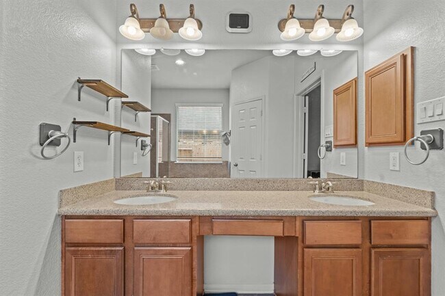 Building Photo - 14402 Hazeldale Dr