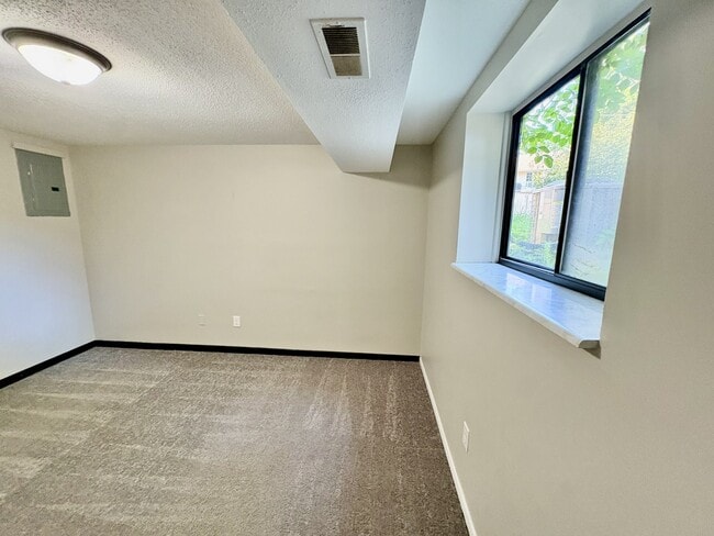 Building Photo - 4 Shining Rock Dr
