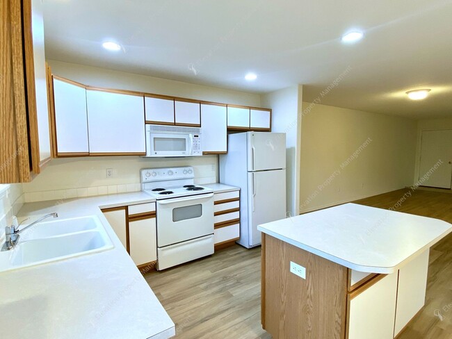 Building Photo - 2BR - 1.5BA Townhouse Living in the Heart ...