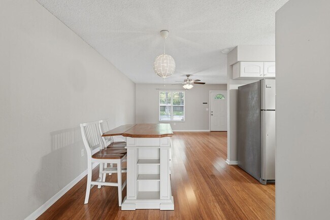 Building Photo - Quiet neighborhood, Centrally located, 3 bedroom 2 bath home in NW
