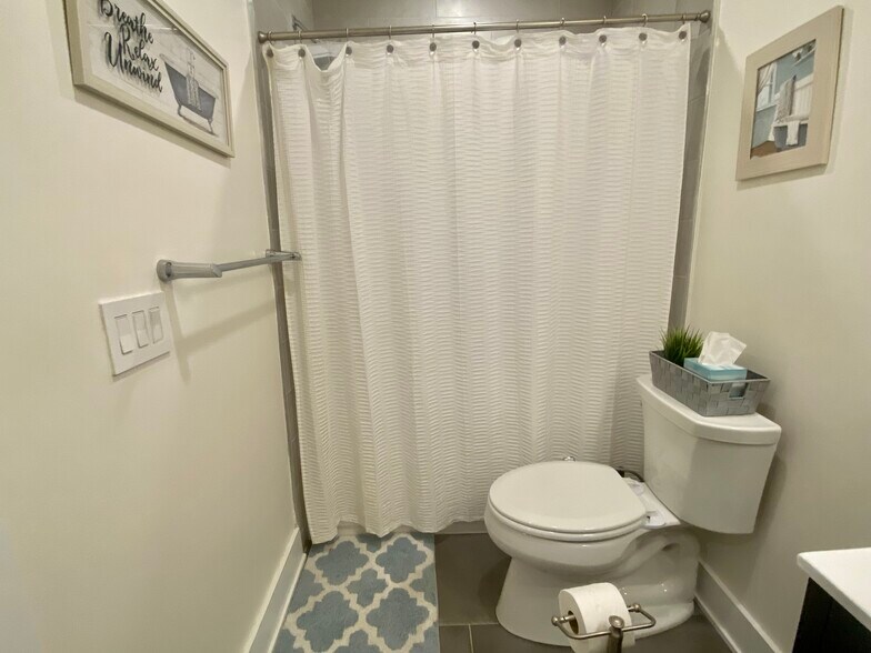 Hall Bathroom - 961 Shackamaxon St