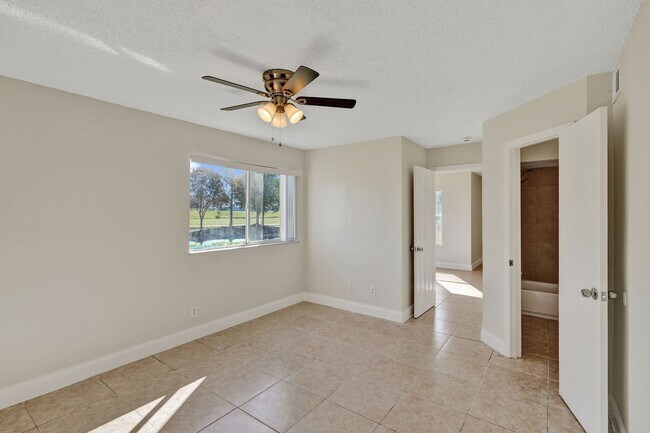 Building Photo - Remodeled 2 Bedroom / 2 Bathroom Condo with Lake View – Great Location