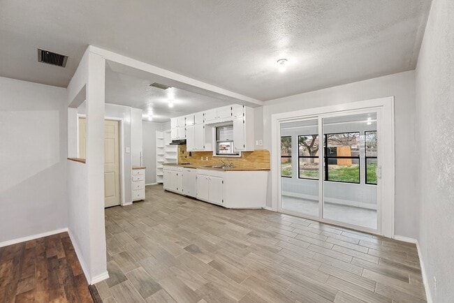 Building Photo - 1401 E 18th St