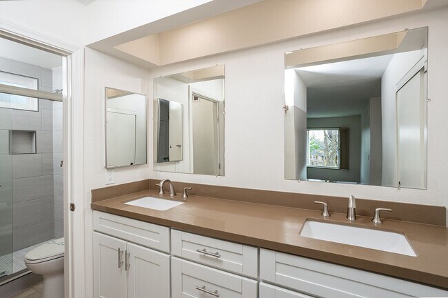 Building Photo - Fantastic 4 Bedroom home in La Costa!