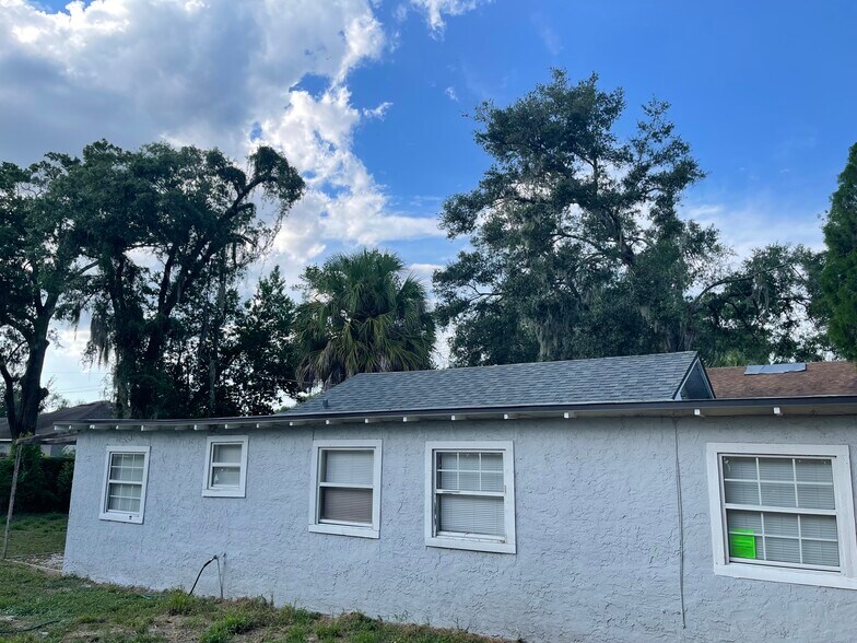 Building Photo - 8722 N Brooks St