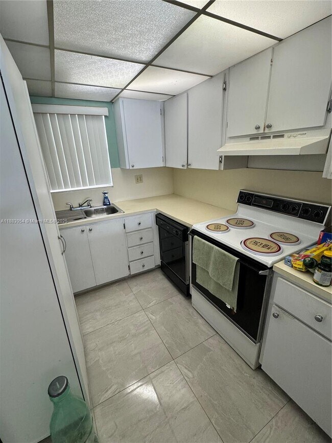 Building Photo - 9363 Fontainebleau Blvd