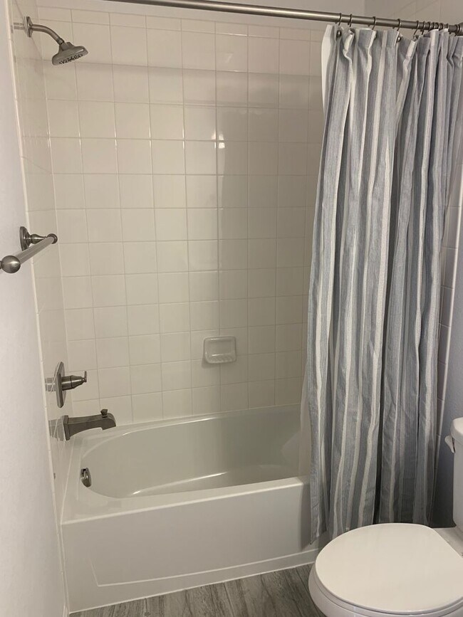 Building Photo - Beautiful Townhome In Monument With Two Ma...
