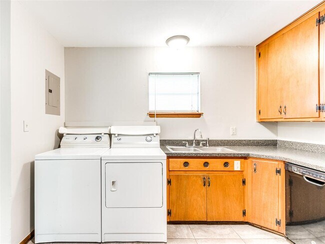 Building Photo - 1804 Melrose Dr