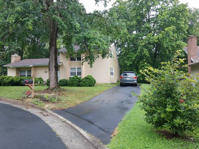 Building Photo - 9 Pheasant Run Ct