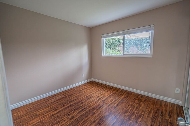 Building Photo - Cozy 2-Bedroom Condo in Canyon Country!