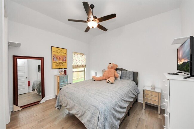 Building Photo - 210 W Netleaf Ct