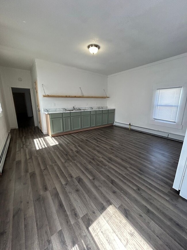 Building Photo - Three Bedroom Home Near Gundersen