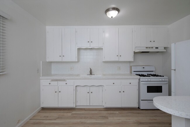Building Photo - Large 2bd/1ba in Charming Complex