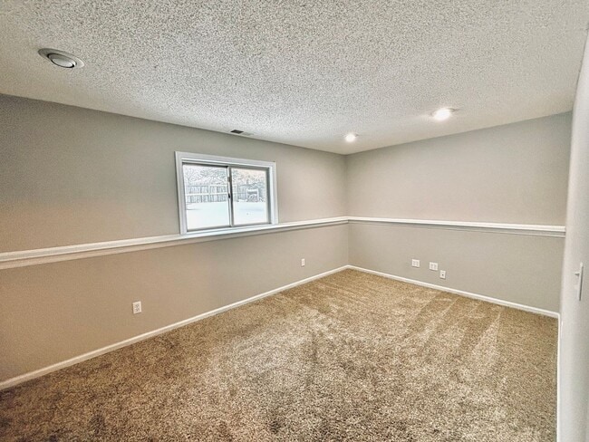 Building Photo - Stunning 4bed 2bath Home, With a Fully Fenced Yard.