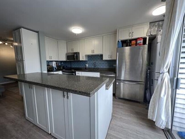 Building Photo - Available now | A Unfurnished 2 Bedroom, 1 Bath Apartment with 1 Assigned parking in Alexander To...