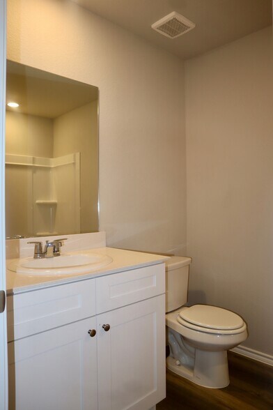 Building Photo - 5552 Rollins Dr