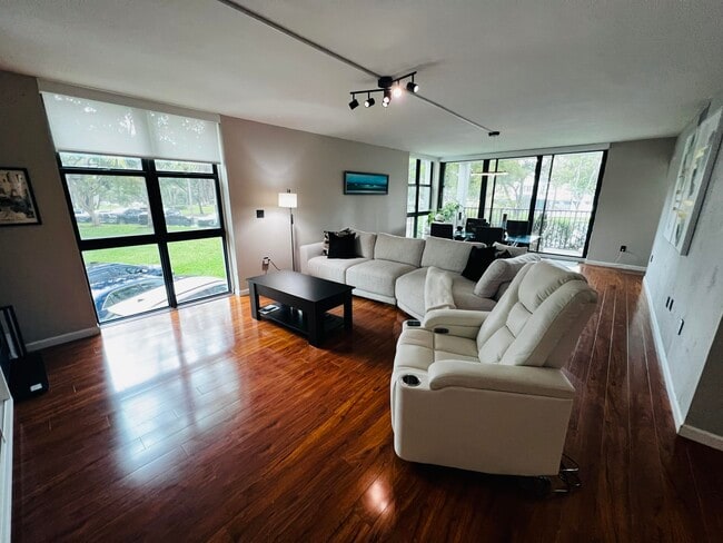 Building Photo - 1201 River Reach Dr