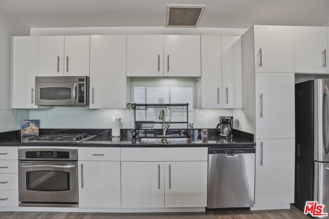 Building Photo - 1100 Wilshire Blvd