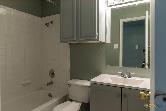 Building Photo - 1601 Benttree Dr