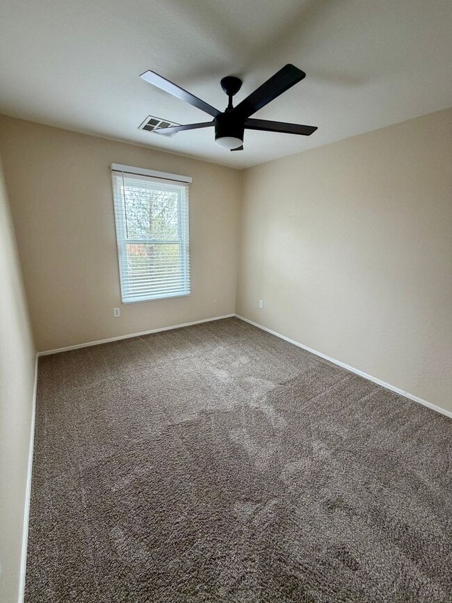 Building Photo - Beautiful 3 bedroom, 2.5 bath home located in the highly sought after community of Power Ranch