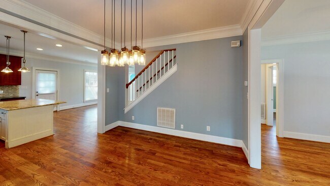 Building Photo - 2213 Roslyn Ave