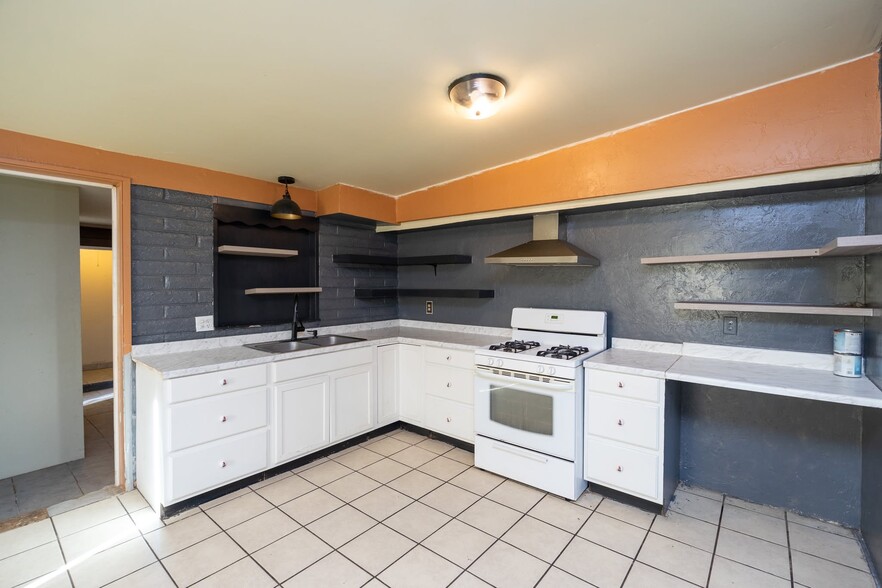 Building Photo - 702 N Skyline Dr