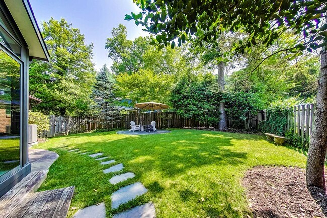 Building Photo - 3 bedroom/2 bath Light Filled Home Located in a Quiet Cul-de-Sac