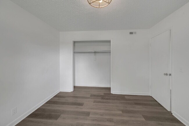 Building Photo - Furnished, remodeled 2BR near Nashville hospitals, all utilities and WiFi included, updated kitch...