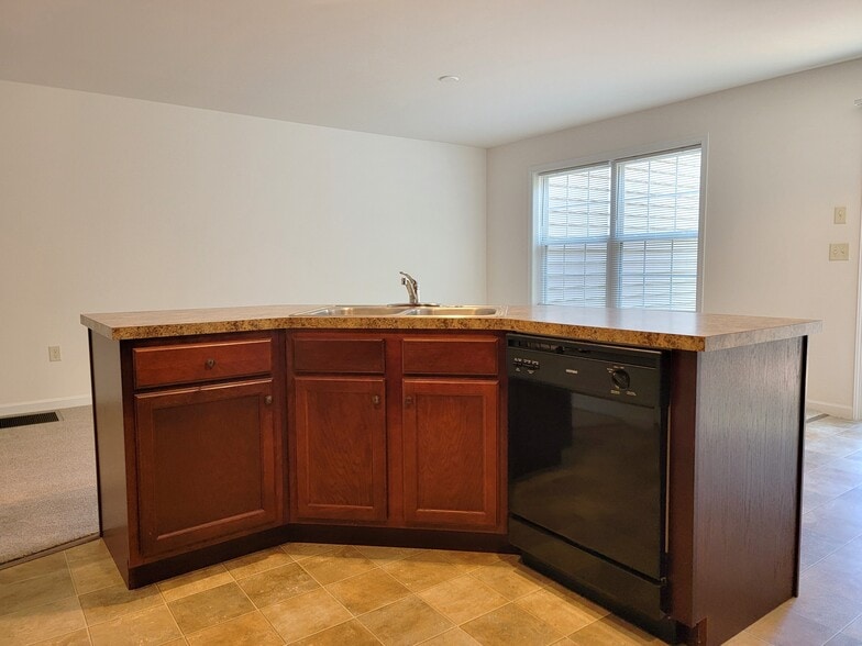 Building Photo - 402 Mount Olive Ln