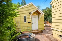 Building Photo - Quiet studio for rent