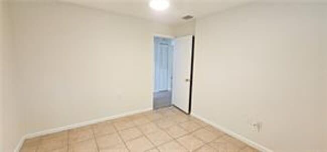 Building Photo - Cute 2/1 duplex - Freshly painted