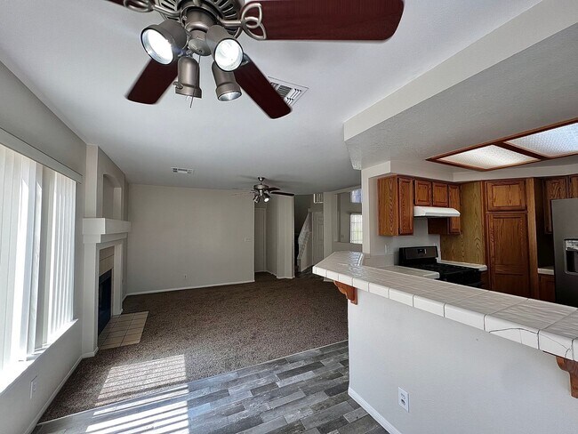 Building Photo - LARGE DESERT SHORES HOME, 4 BD 2.5 BATH, VAULTED CEILINGS, INCREDIBLE VALUE