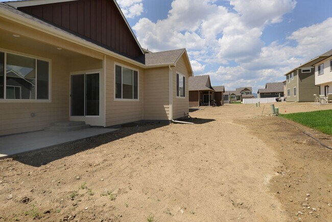 Building Photo - 3 Bedroom 2 Bath Ranch-Style Home