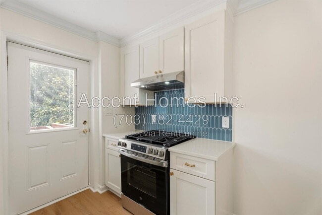 Building Photo - 2310 Riverview Terrace