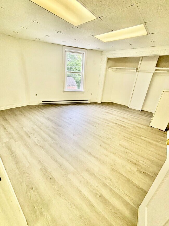 Building Photo - For Rent: Downtown 1 Bedroom Apartment – $850/month