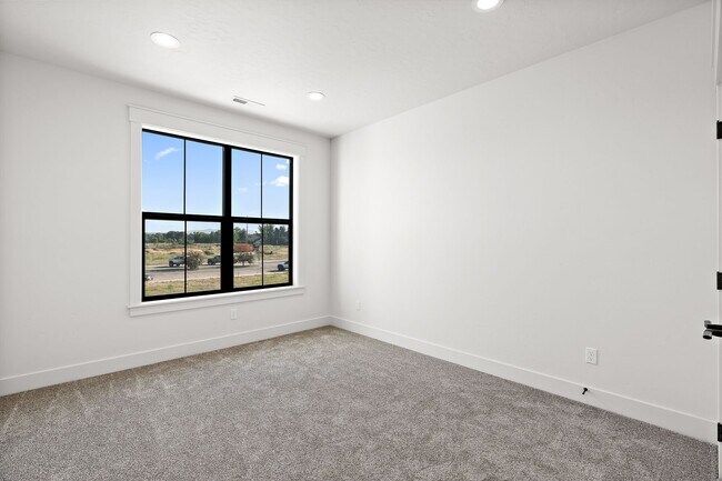 Building Photo - 2440 W Iron Coop St