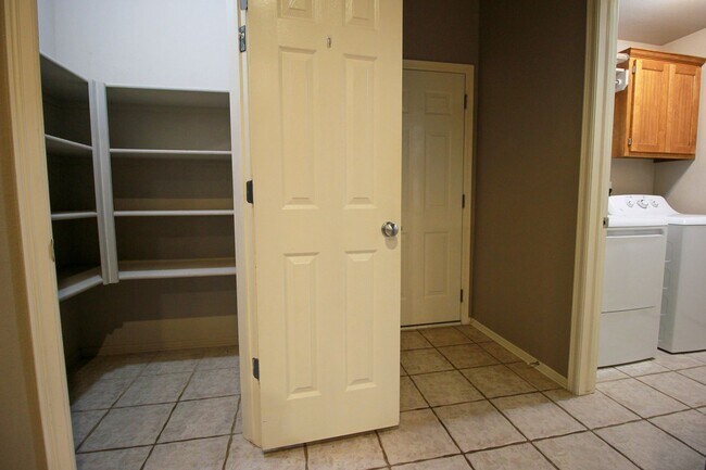Building Photo - Darling Home In Jenks Schools!