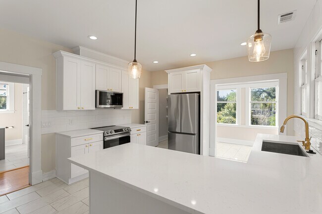 Building Photo - 123 E 55th St