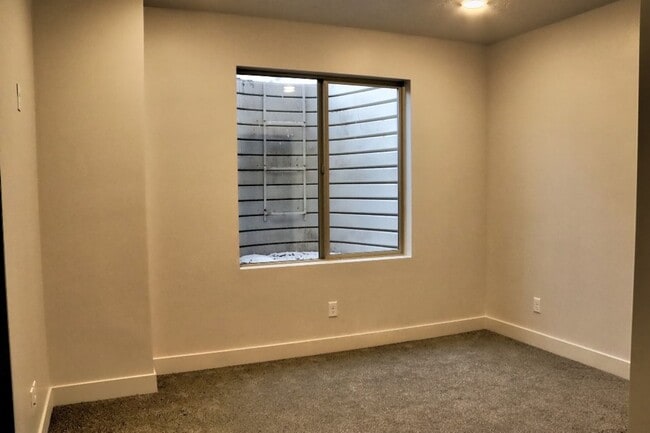 Building Photo - 2 Bedroom 1 Bathroom Apartment