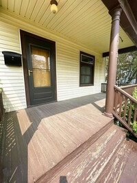 Building Photo - Three Bedroom House on Main St! | Parking, Laundry, and Central Air