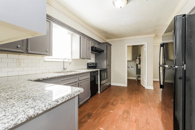 Building Photo - 10122 Woodhollow Dr