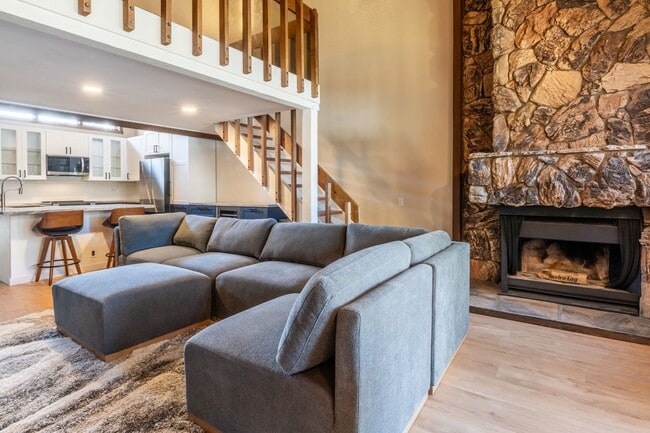 Building Photo - Spacious Snowcreek III Condo – Winter Rental