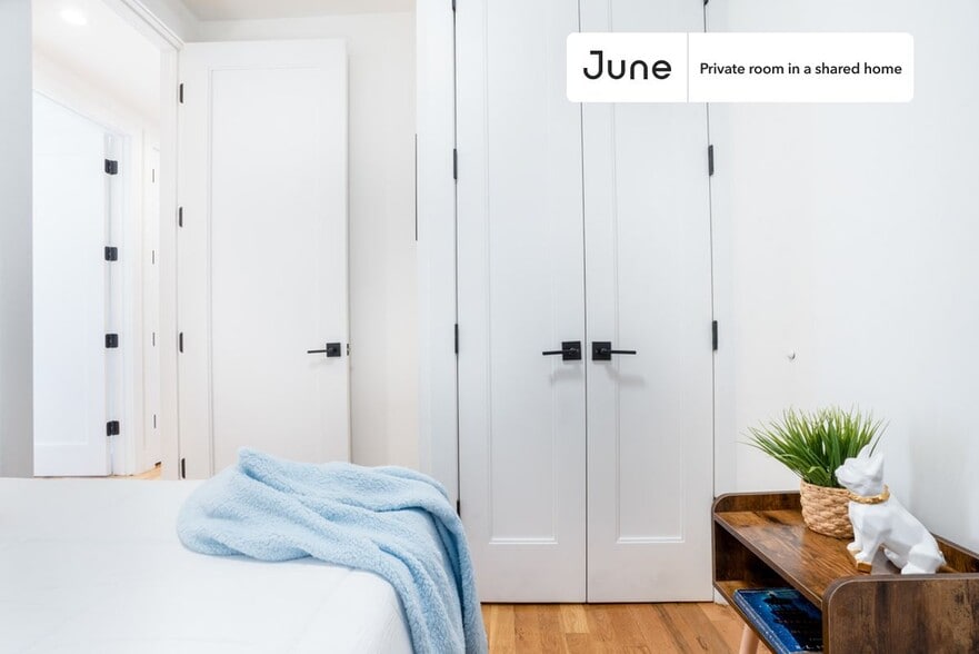 Building Photo - Room in Shared 4.0 bed/2 bath home