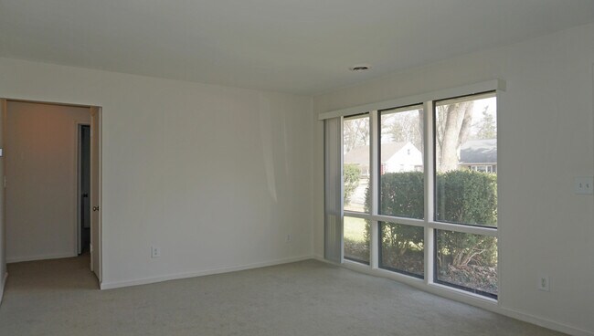 Building Photo - 2364 Pinecrest Ave