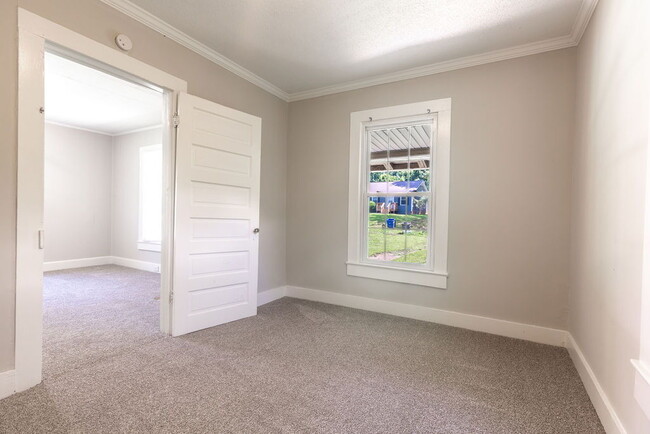 Building Photo - Recently Updated and Move-In Ready!