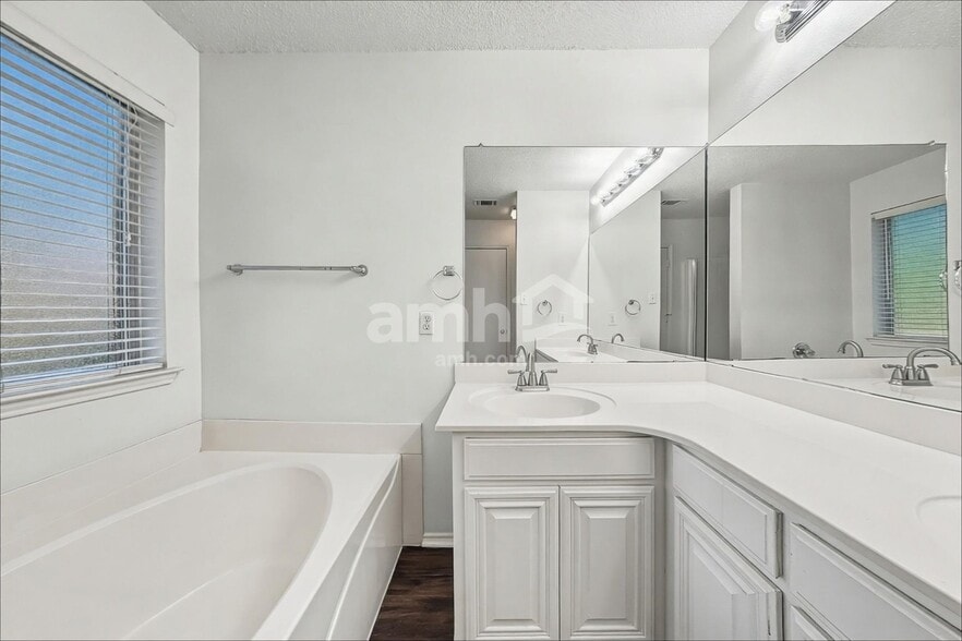 Building Photo - 8551 Western Meadows Dr