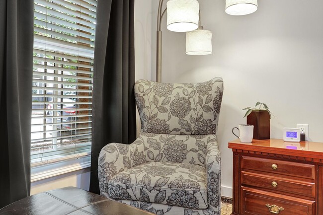 Reading Chair & Lamp - 716 Barnard St