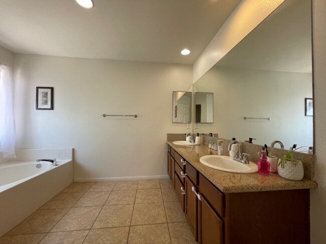 Building Photo - Large 4 Bedroom 2 bath Home in Chocolate Drop Neighborhood