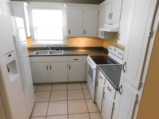 Building Photo - 2-bedroom, 1-bathroom Apartment w/ Basemen...